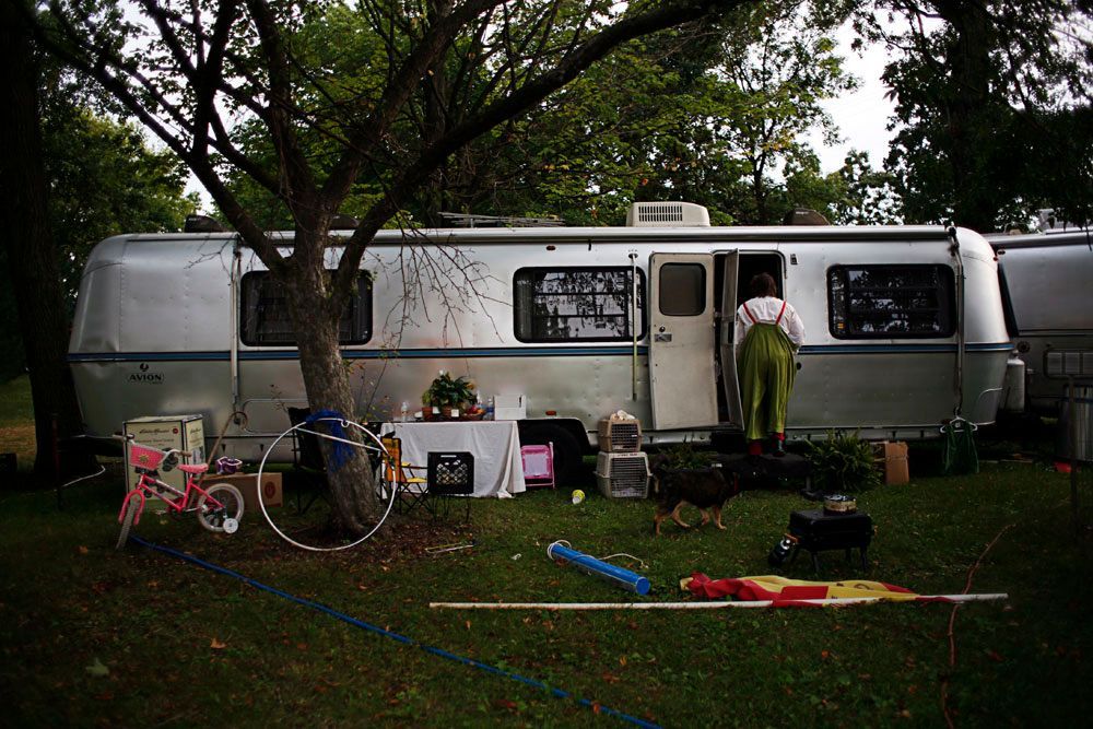 Giovanni returns to his trailer to change and remove his make up after the final show.