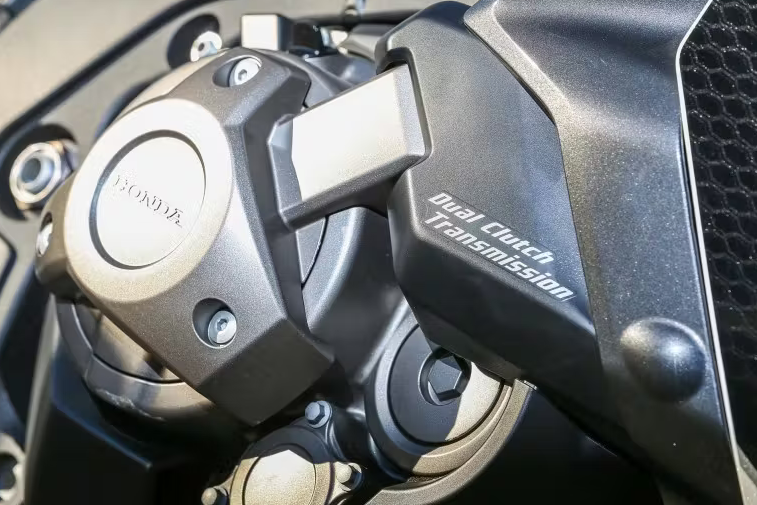 Primo piano di un componente del motore di una motocicletta etichettato
