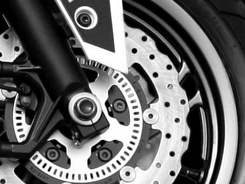 Ruota anteriore per motocicletta con sistema di freno a disco, nera e bianca.