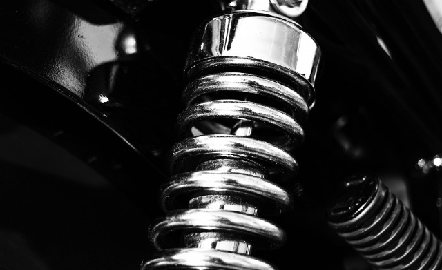 Ammortizzatore cromato lucido per moto.