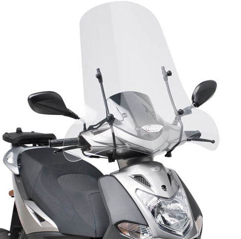 Parabrezza trasparente installato su uno scooter argentato, per proteggere il conducente.