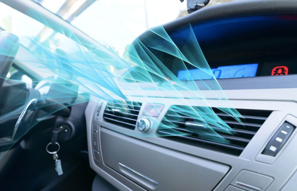 Cruscotto dell'auto con aria condizionata in funzione, visualizzazione del flusso d'aria blu.