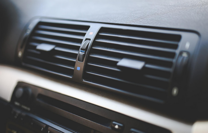 Dettagli del cruscotto dell'auto: bocchette dell'aria, impianto audio e componenti del cruscotto.