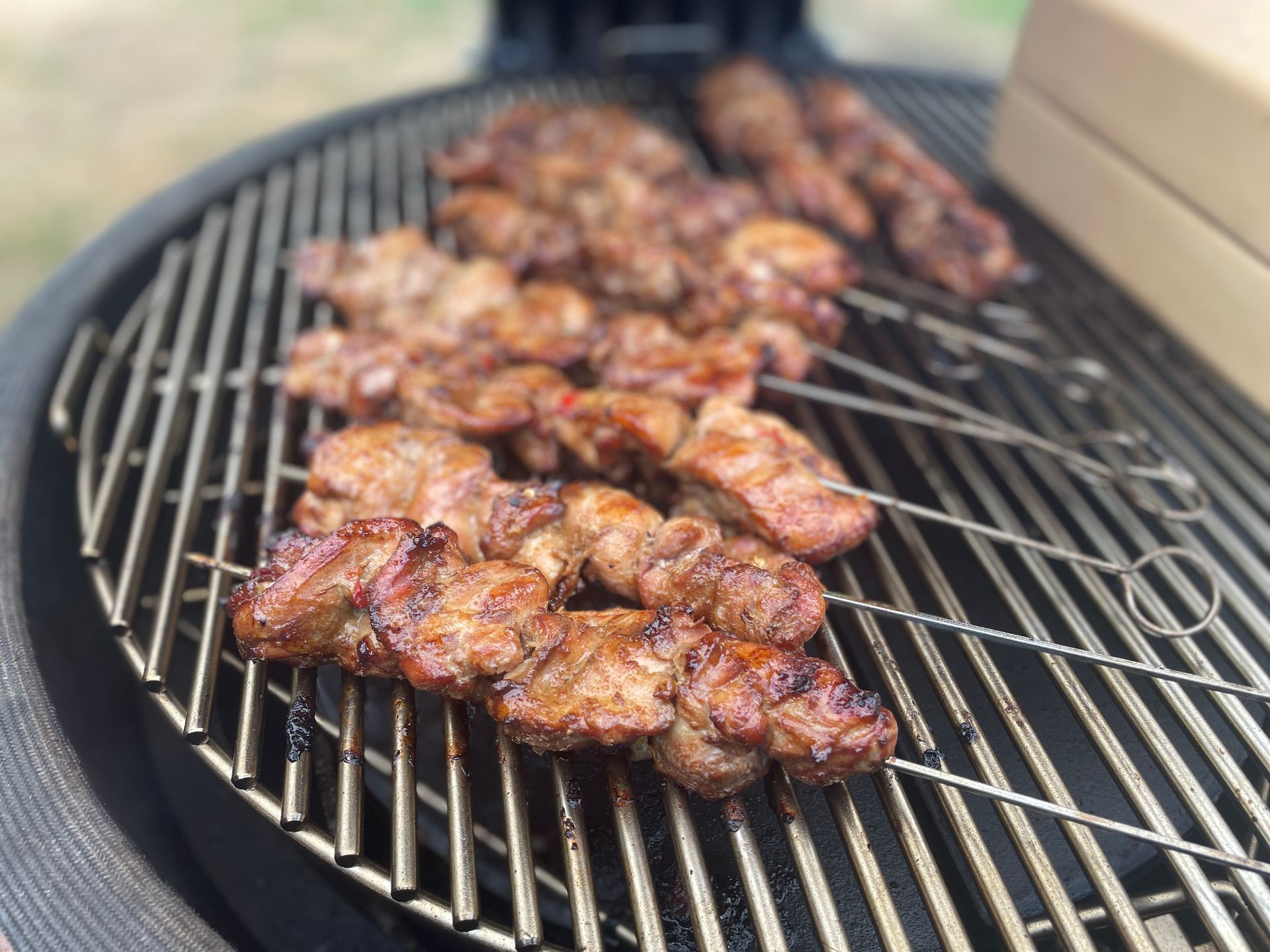 Vleesspiesjes gegrild op een houtskoolgrill, buiten koken.