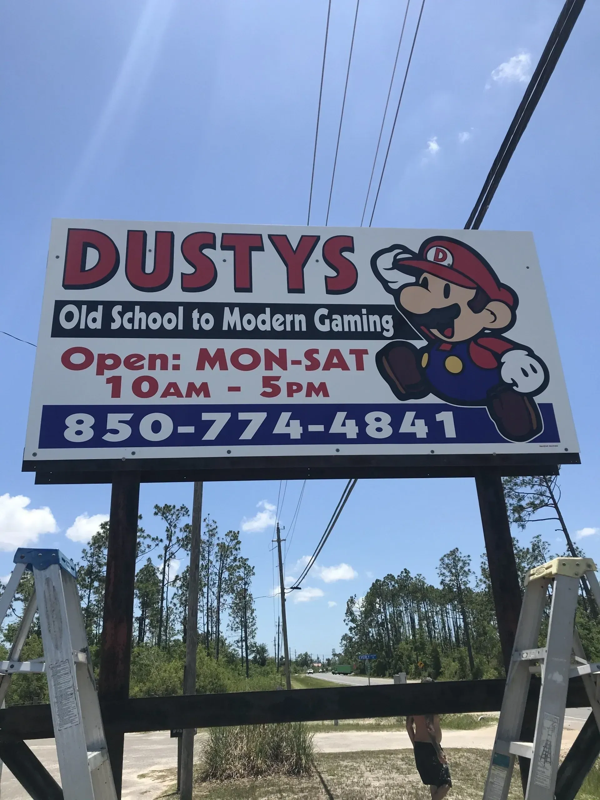 A sign for dusty 's old school to modern gaming