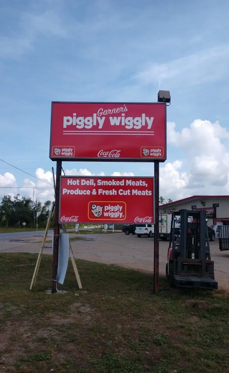 A red sign that says piggy wiggly on it
