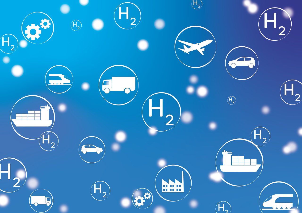 Blauer Hintergrund mit weißen Symbolen, die Wasserstoffenergie darstellen. Symbole von Fahrzeugen und der Industrie. „H2“-Symbole.
