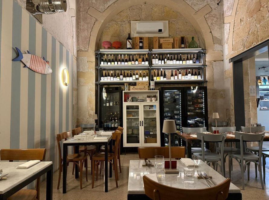 Interni del ristorante: insegna 