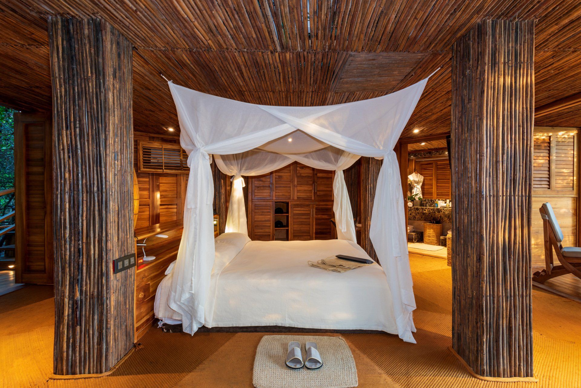 Habitación amplia y luminosa del Grand Family Bungalow, diseñada para el confort familiar
