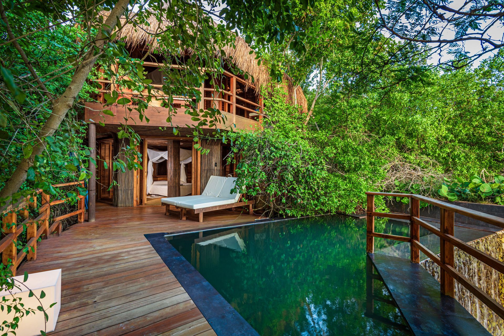 Bungalow familiar con piscina privada, diseñado para disfrutar en un entorno tropical