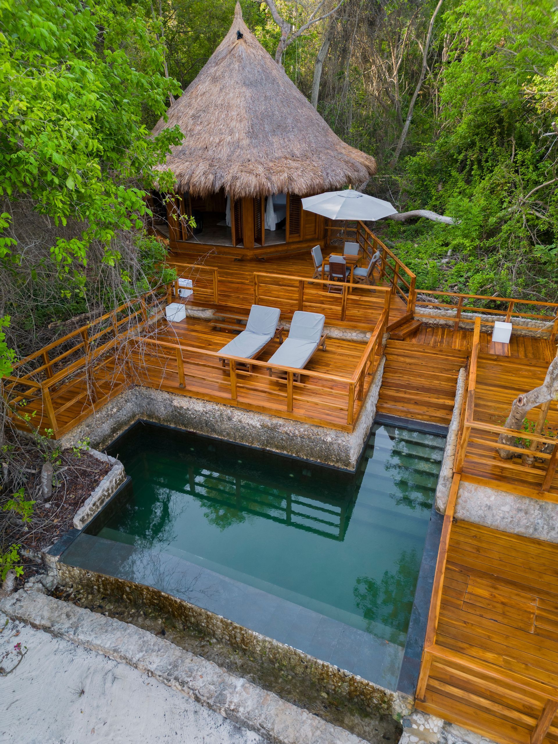 Bungalow con deck de madera y piscina privada en Hotel Las Islas, Barú.