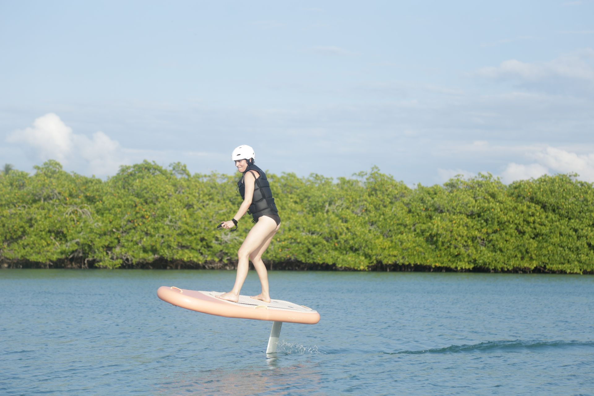 Señora disfrutando de la experiencia del Efoil frente a las costas de Barú en Las Islas