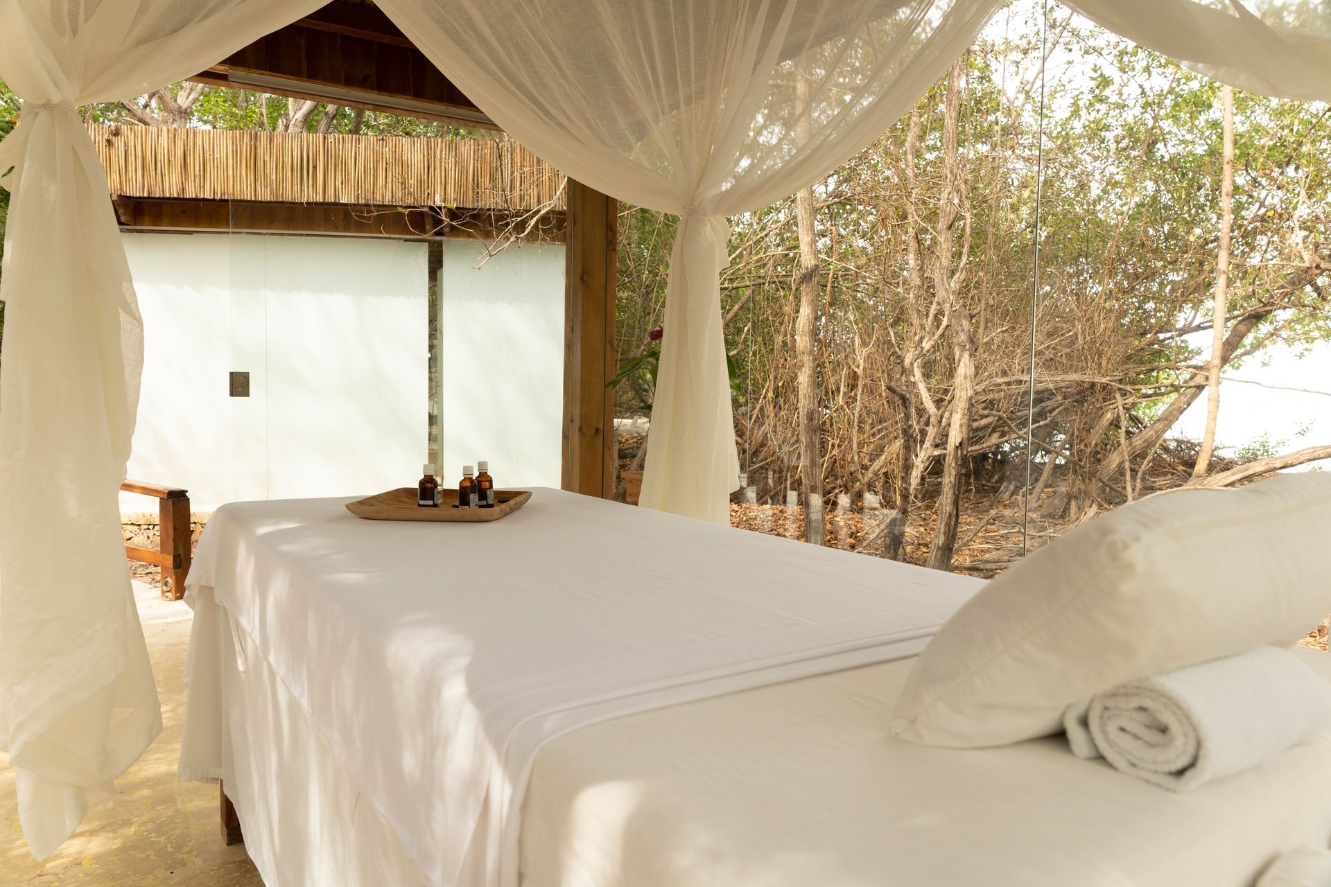 Habitación del Spa Niña Daniela, diseñada para masajes y descanso en un ambiente relajante