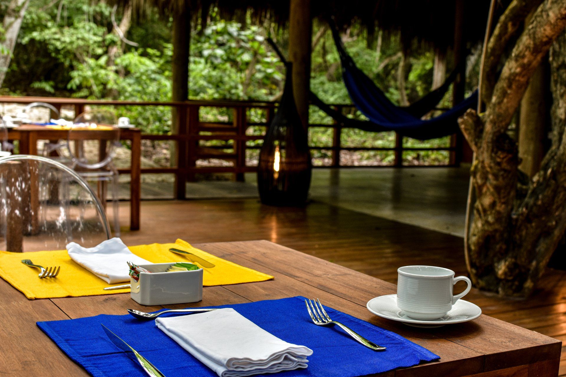 Zona gastronómica en Hotel Las Islas con vistas al entorno tropical