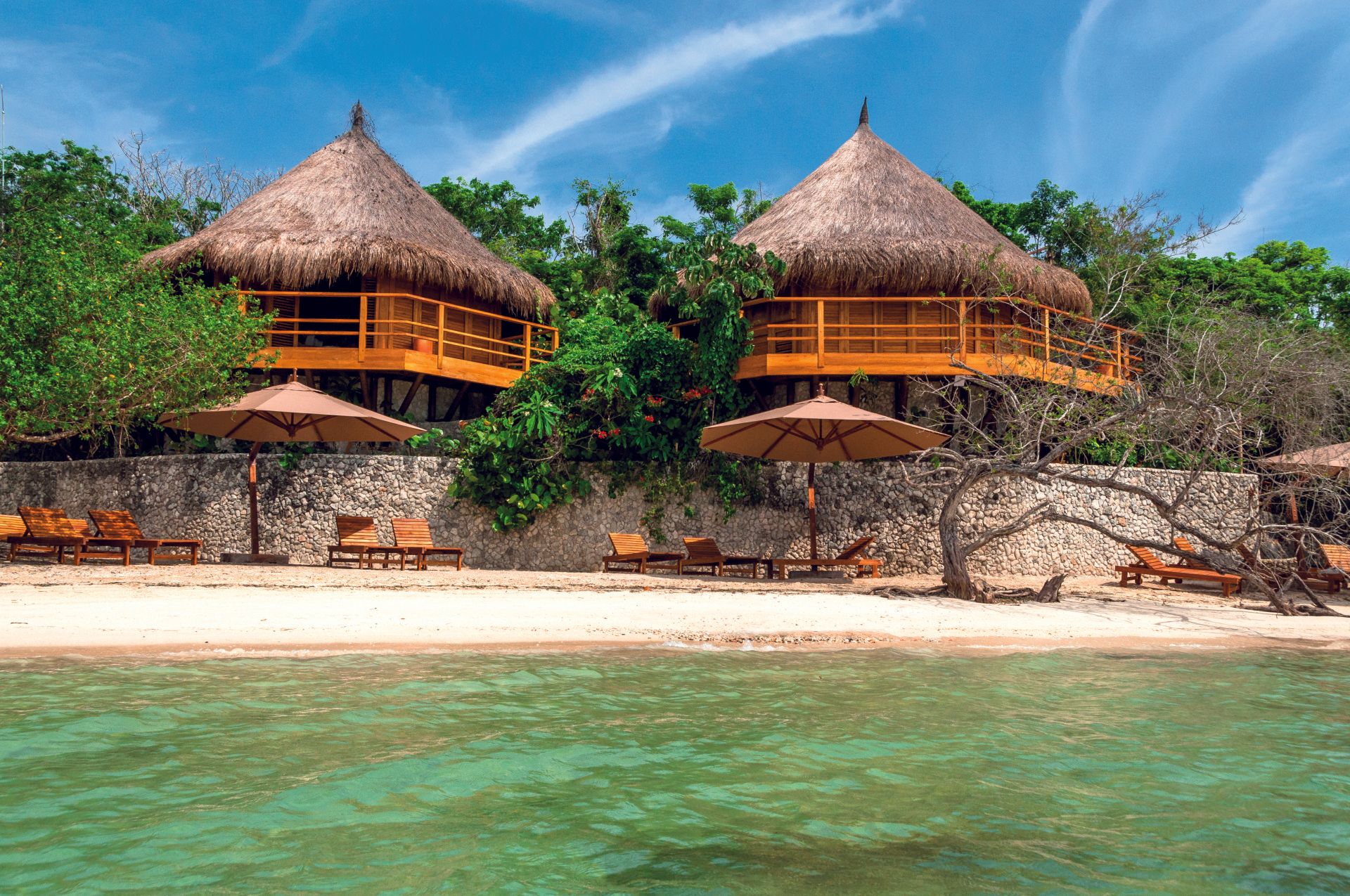 Bungalows con diseño único, ubicados frente al mar y rodeados de vegetación