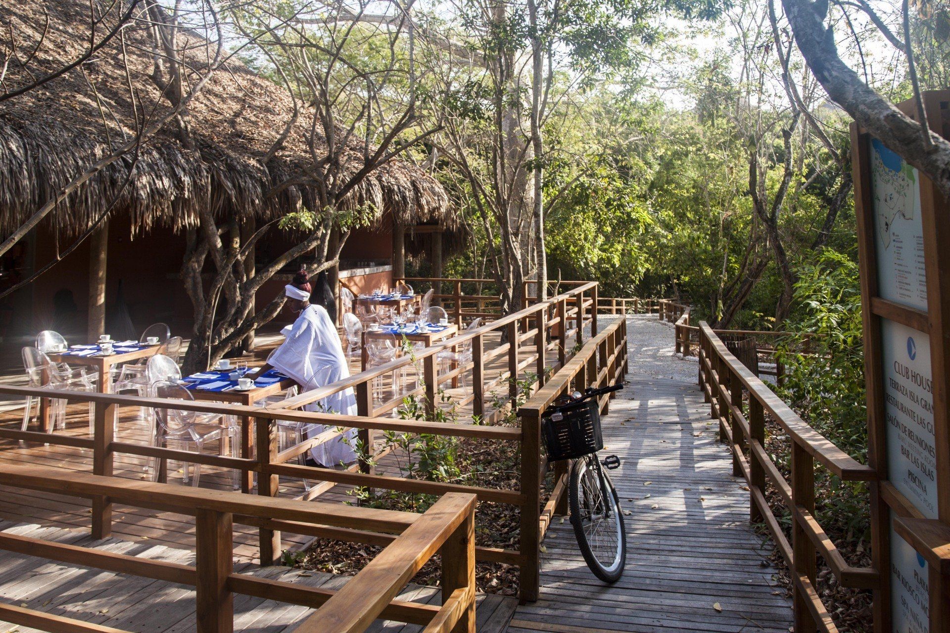 Restaurante ubicado en un entorno natural, perfecto para disfrutar de una experiencia culinaria en Hotel Las Islas
