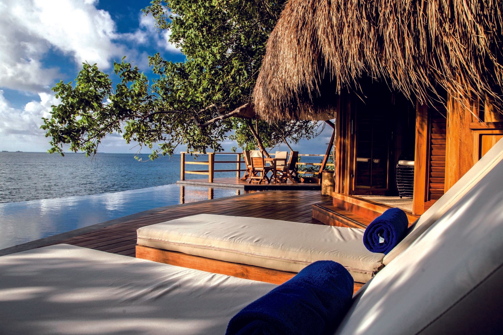 Tumbonas al aire libre con vista panorámica al mar desde un bungalow en Hotel Las Islas, Isla Barú
