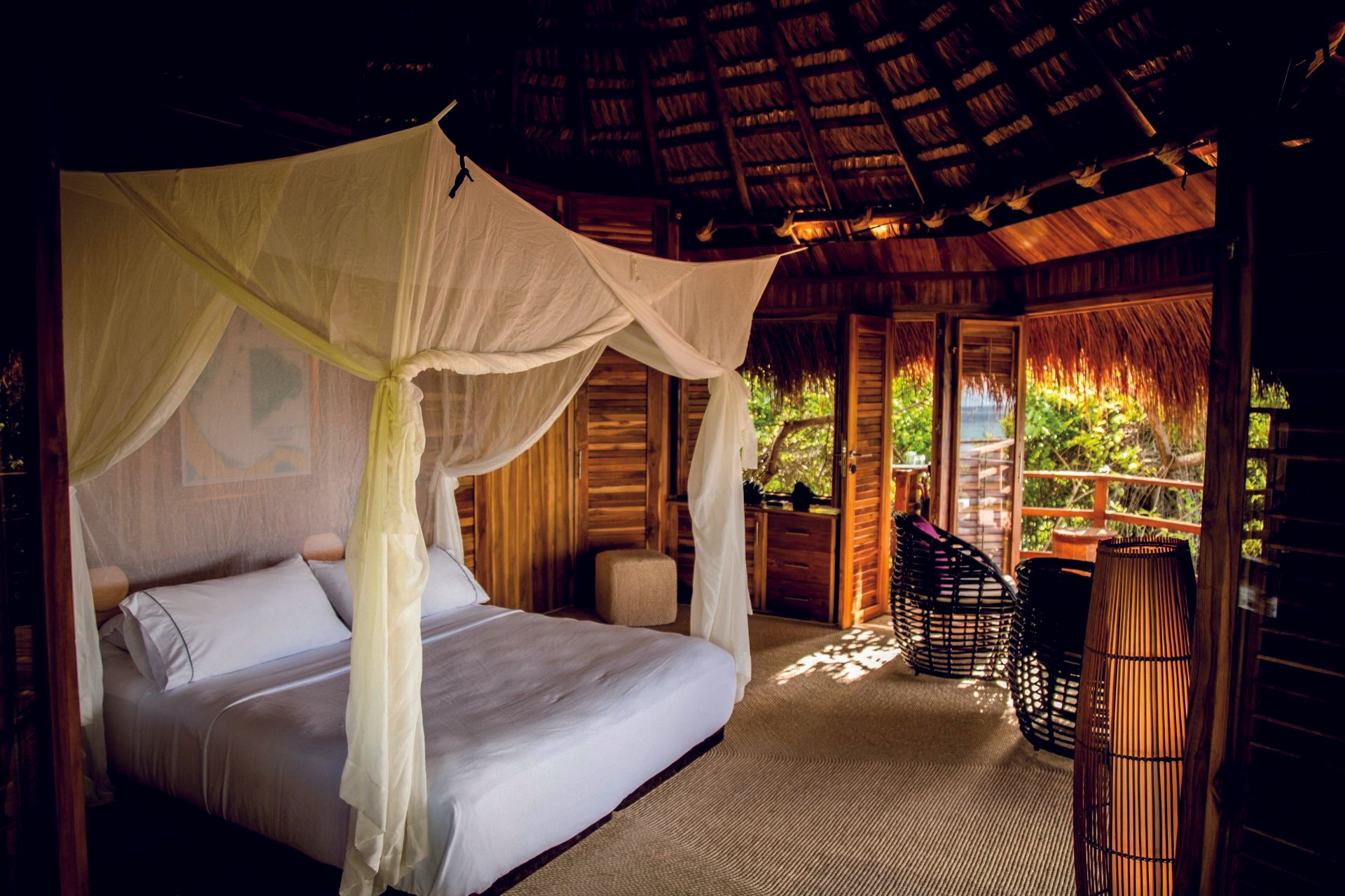 Bungalow elevado en Las Islas, con una cama espaciosa y mosquitero, ideal para descansar en conexión con la naturaleza