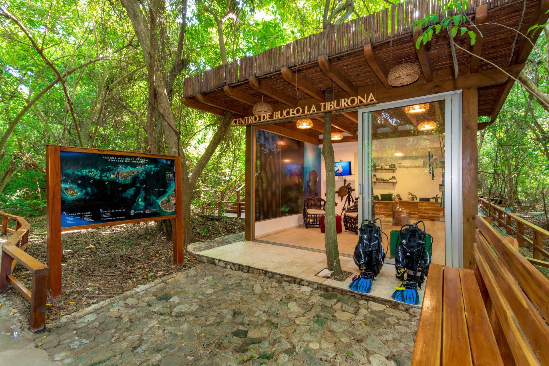 Zona de buceo en Isla Barú, con acceso a cursos de certificación PADI y experiencias submarinas guiadas en Hotel Las Islas