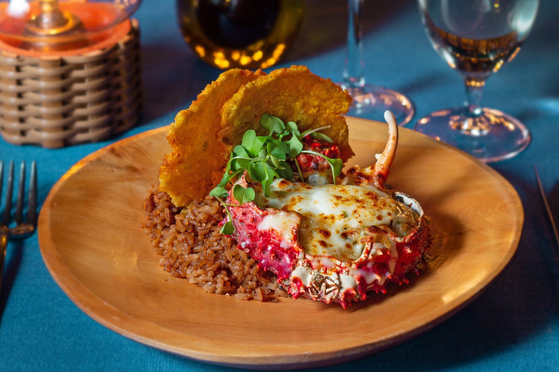 Plato cuidadosamente elaborado con ingredientes frescos, destacando los sabores locales de la Isla Barú