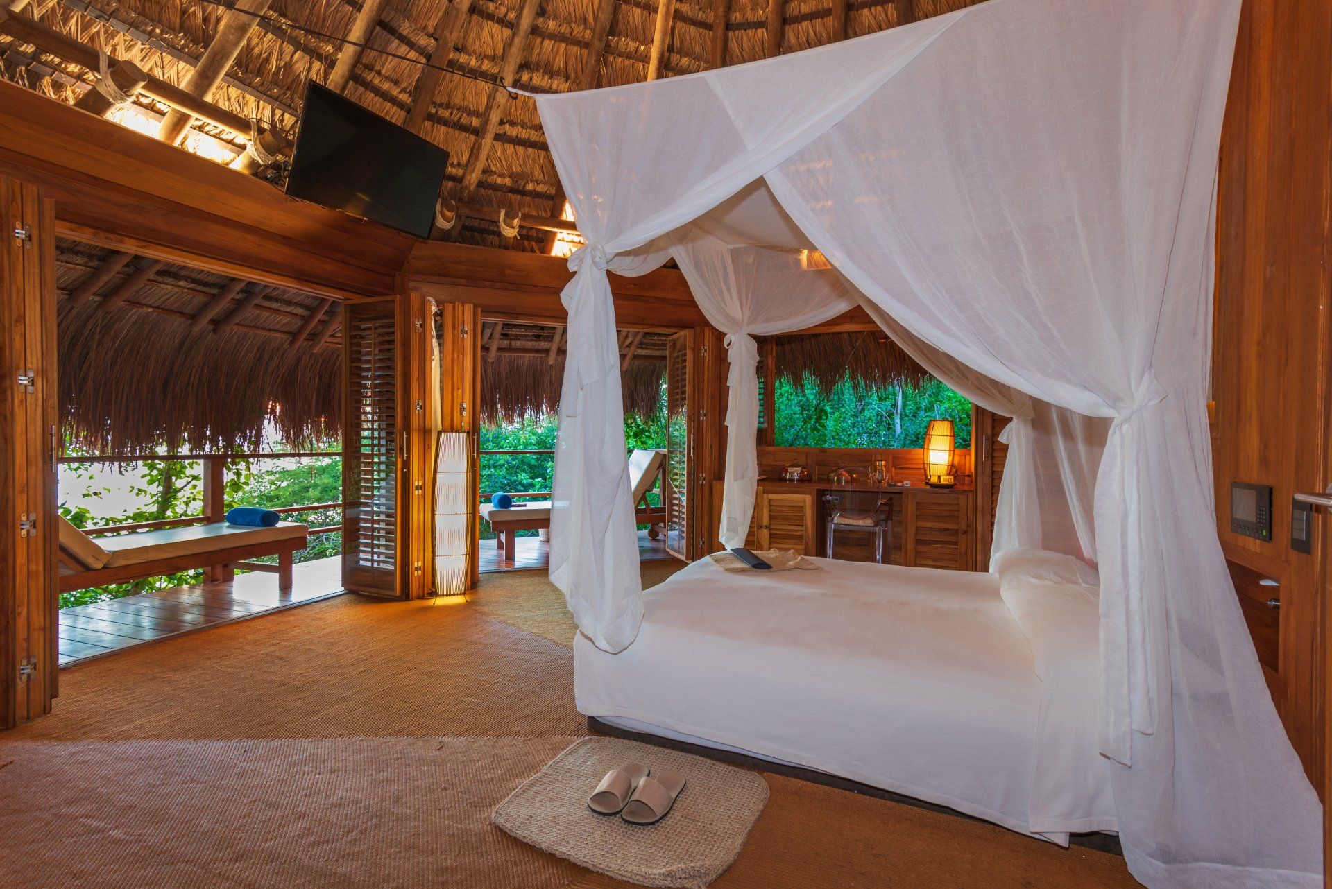 Alojamiento exclusivo en un Grand Bungalow de Hotel Las Islas, con terraza privada y vistas al entorno natural
