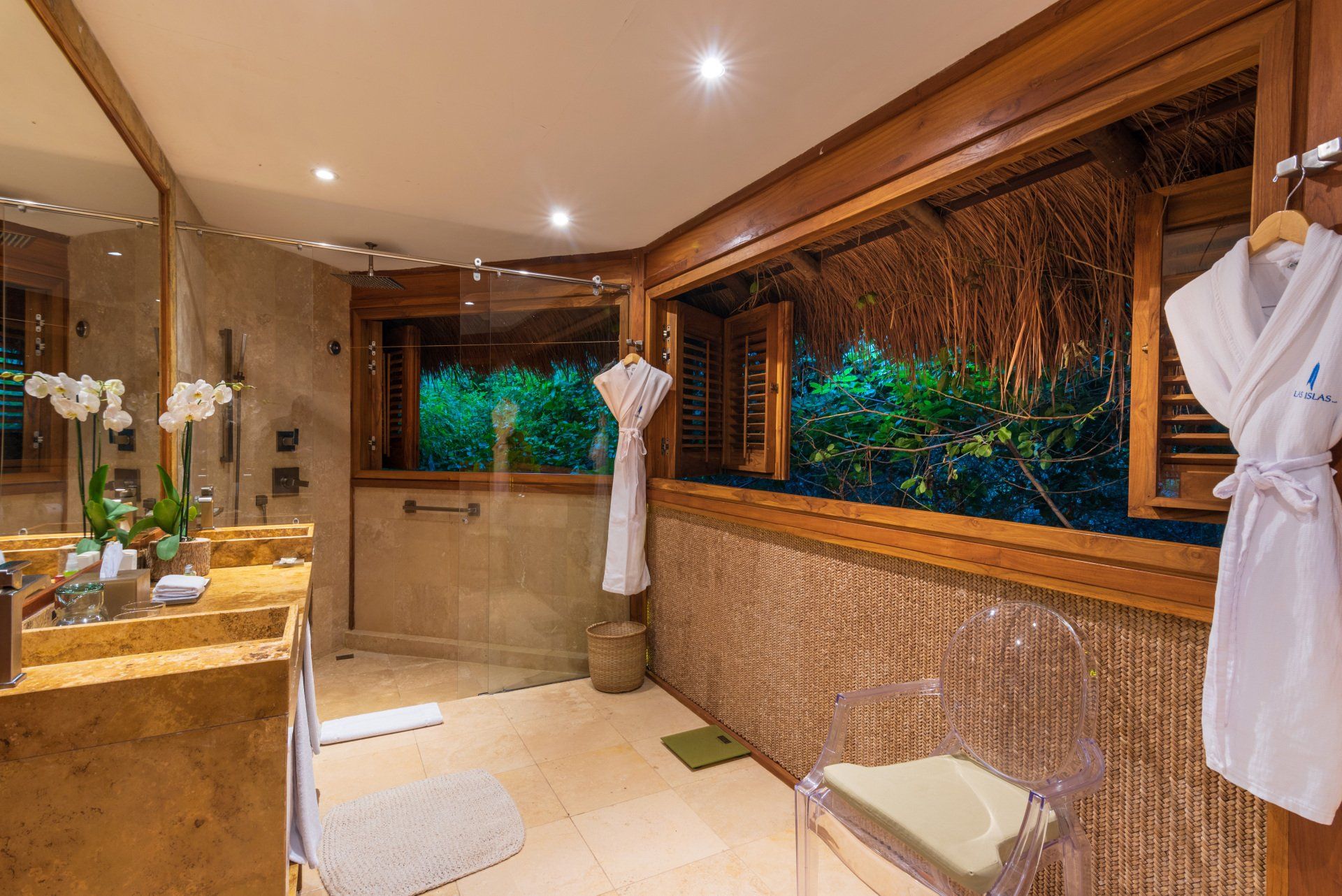 Espacioso baño del bungalow, donde confort y estilo se combinan