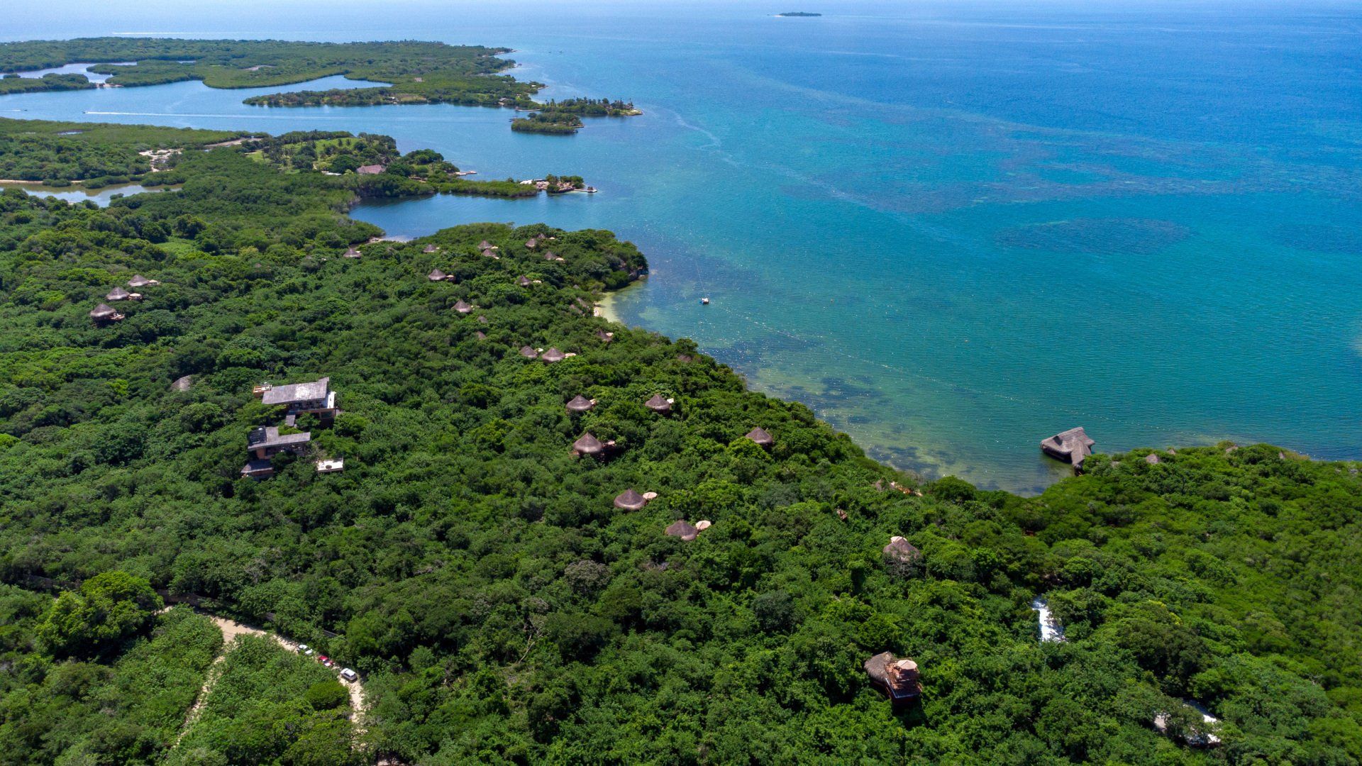Hotel Las Islas ubicado en Isla Barú, un destino paradisíaco rodeado por el mar Caribe y naturaleza