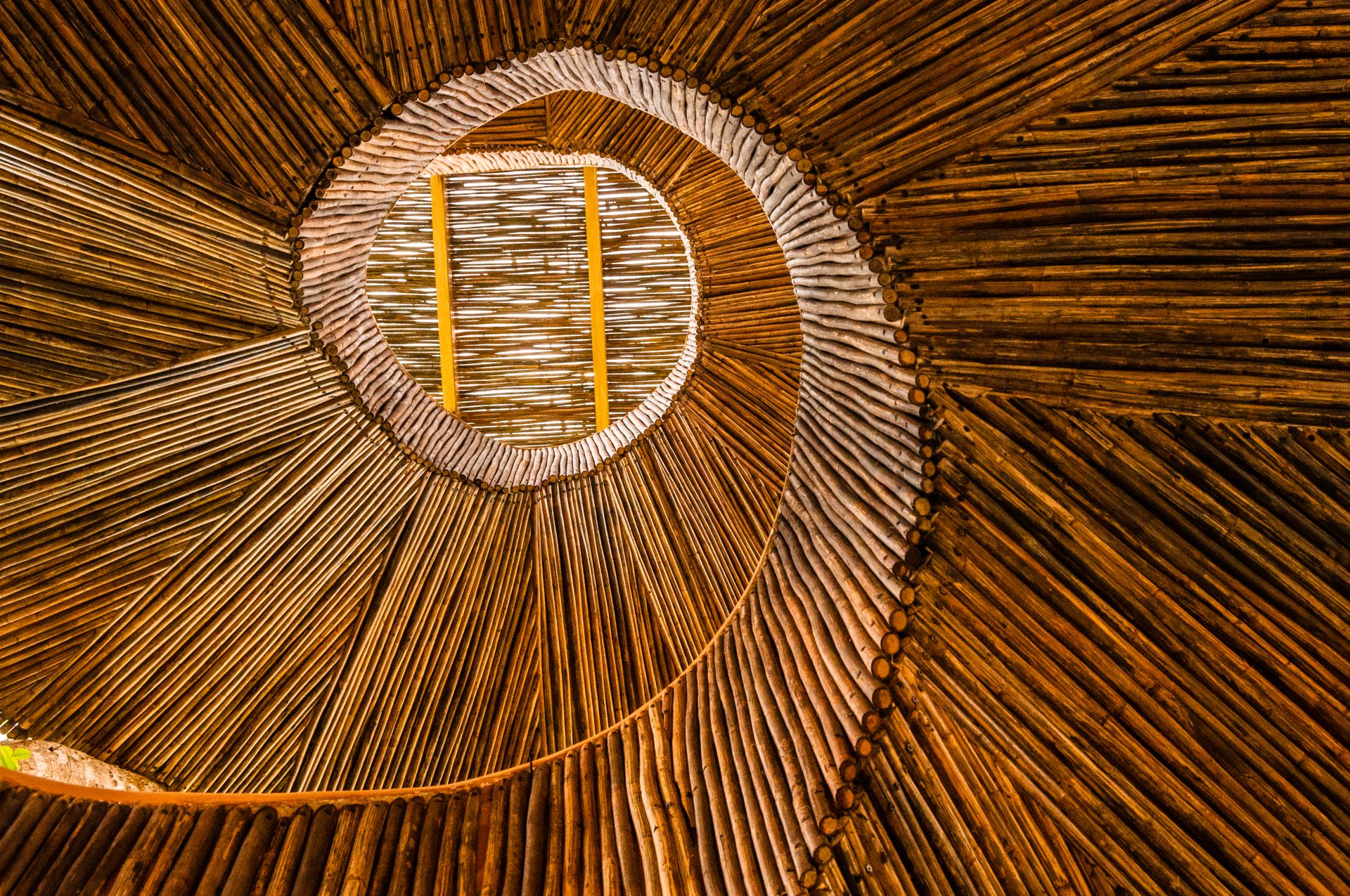 Vista superior de una estructura en Hotel Las Islas, con un diseño en fibras naturales que refleja la arquitectura sostenible