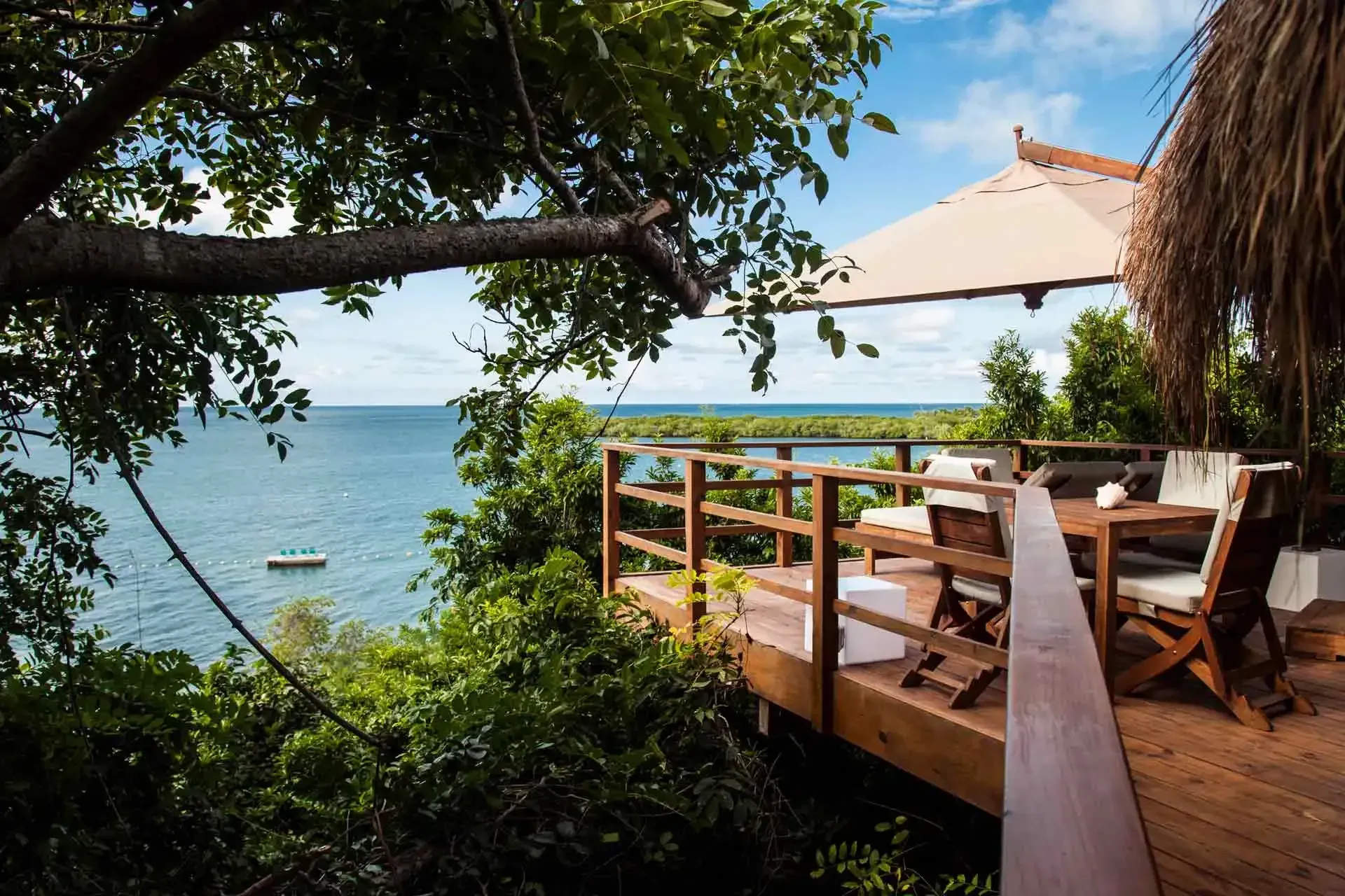 Mujer relajándose en una tumbona del spa, rodeada de naturaleza del Hotel Ls Islas