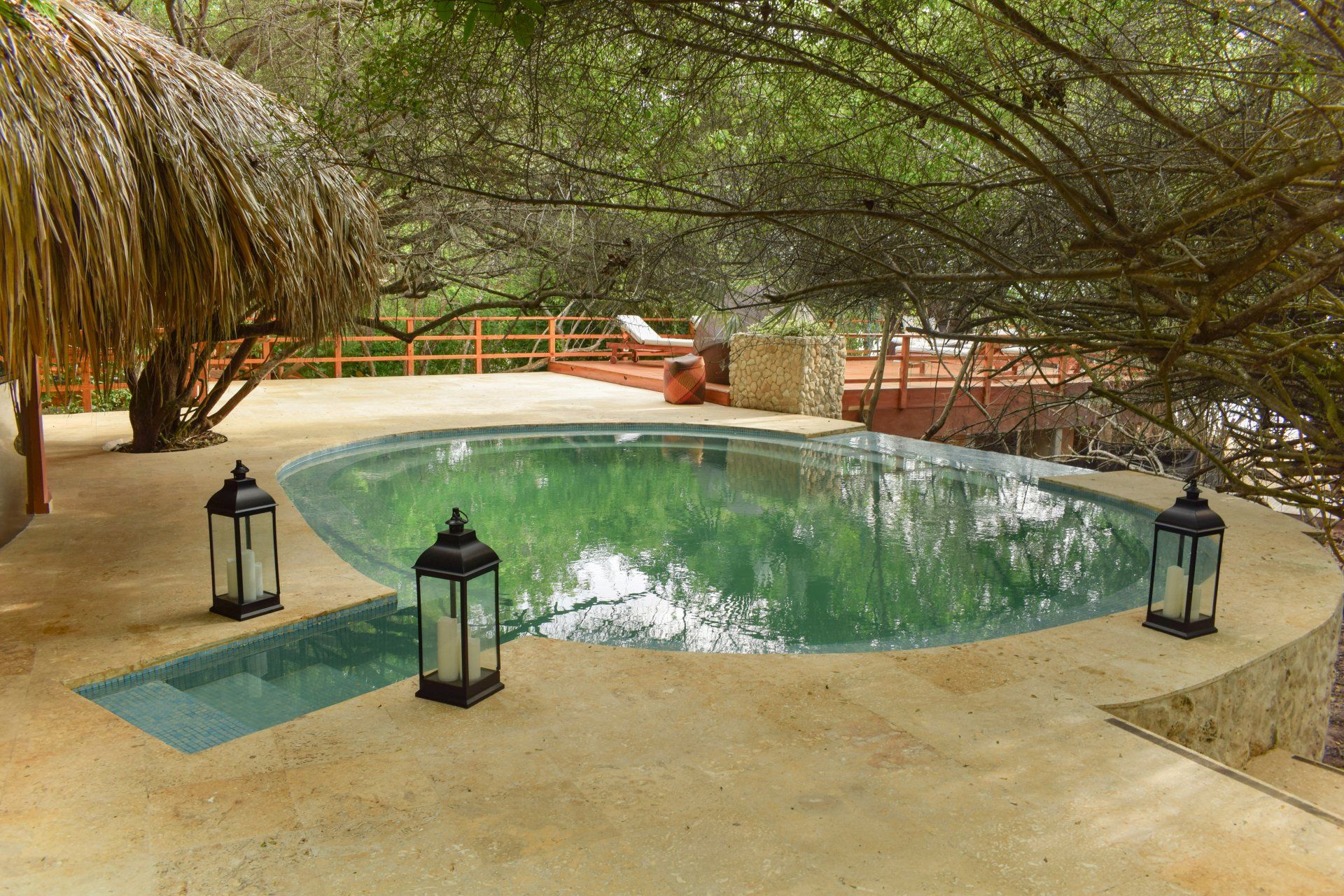 Piscina del spa Niña Daniela de Las Islas, diseñada para la relajación y el bienestar en un entorno sereno