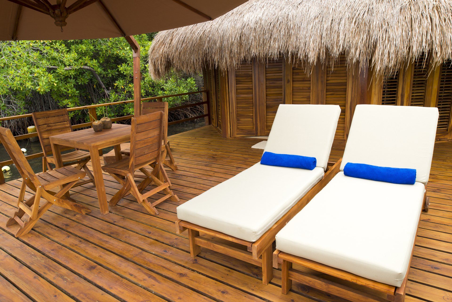 Área de relajación con tumbonas en el Hotel Las Islas