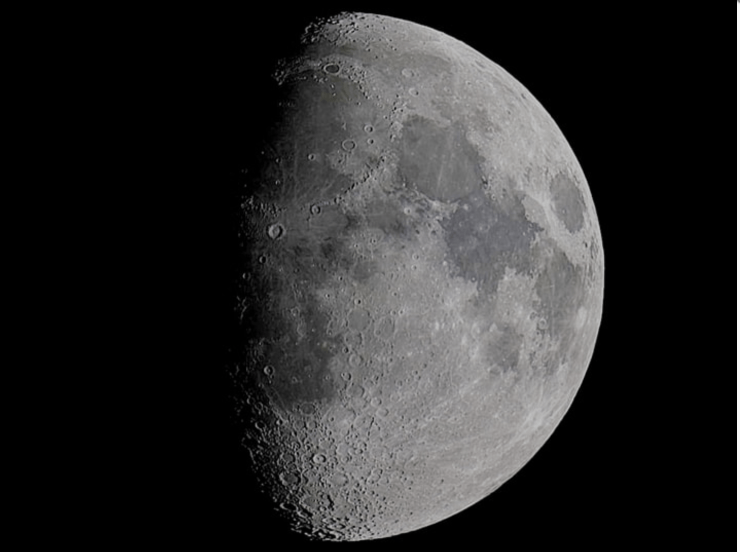 Imagen detallada de la luna como parte de la experiencia de astroturismo en Hotel Las Islas, un encuentro con el universo bajo el cielo del Caribe