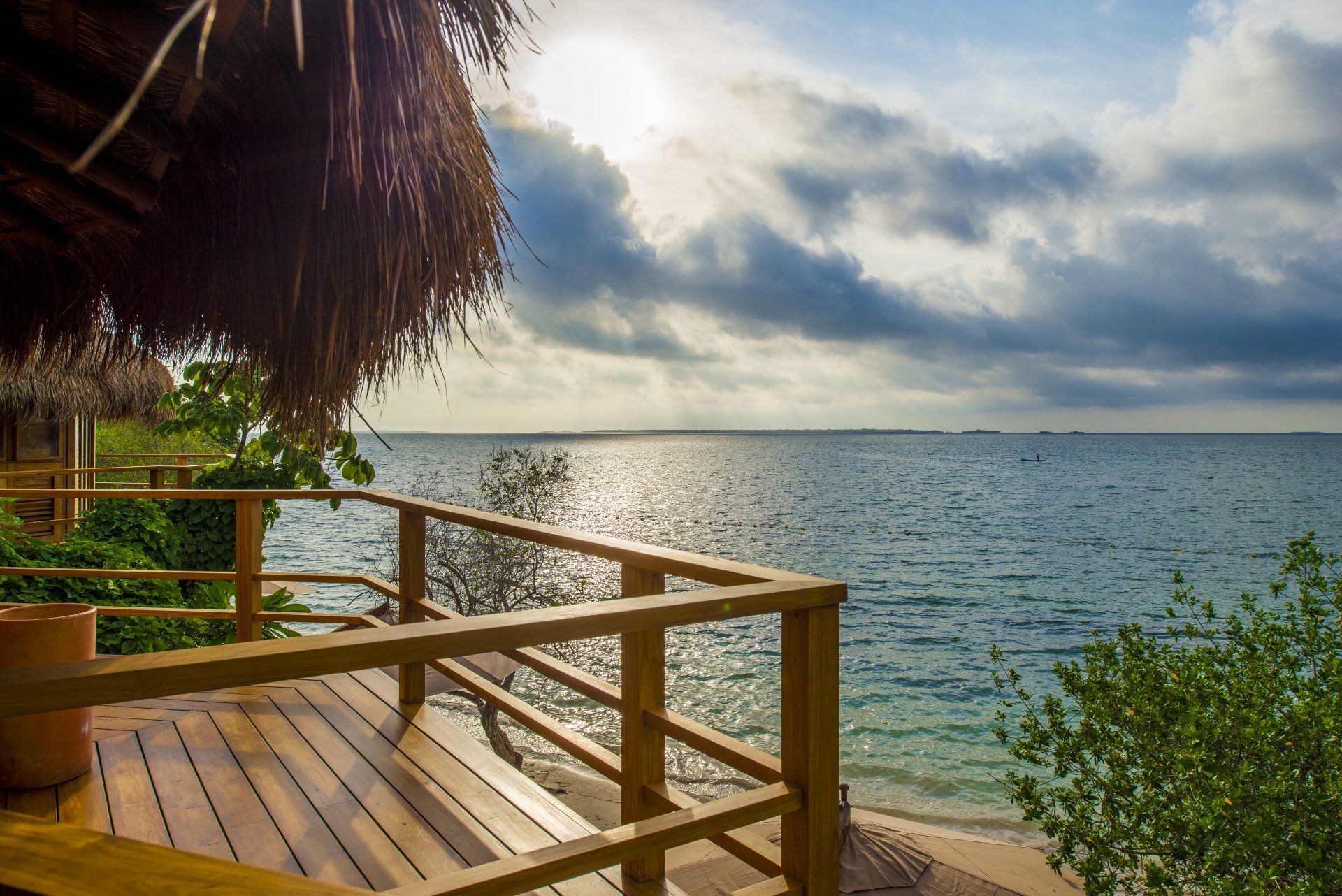 El mar y la brisa tropical como acompañantes desde la terraza de un bungalow en Hotel Las Islas