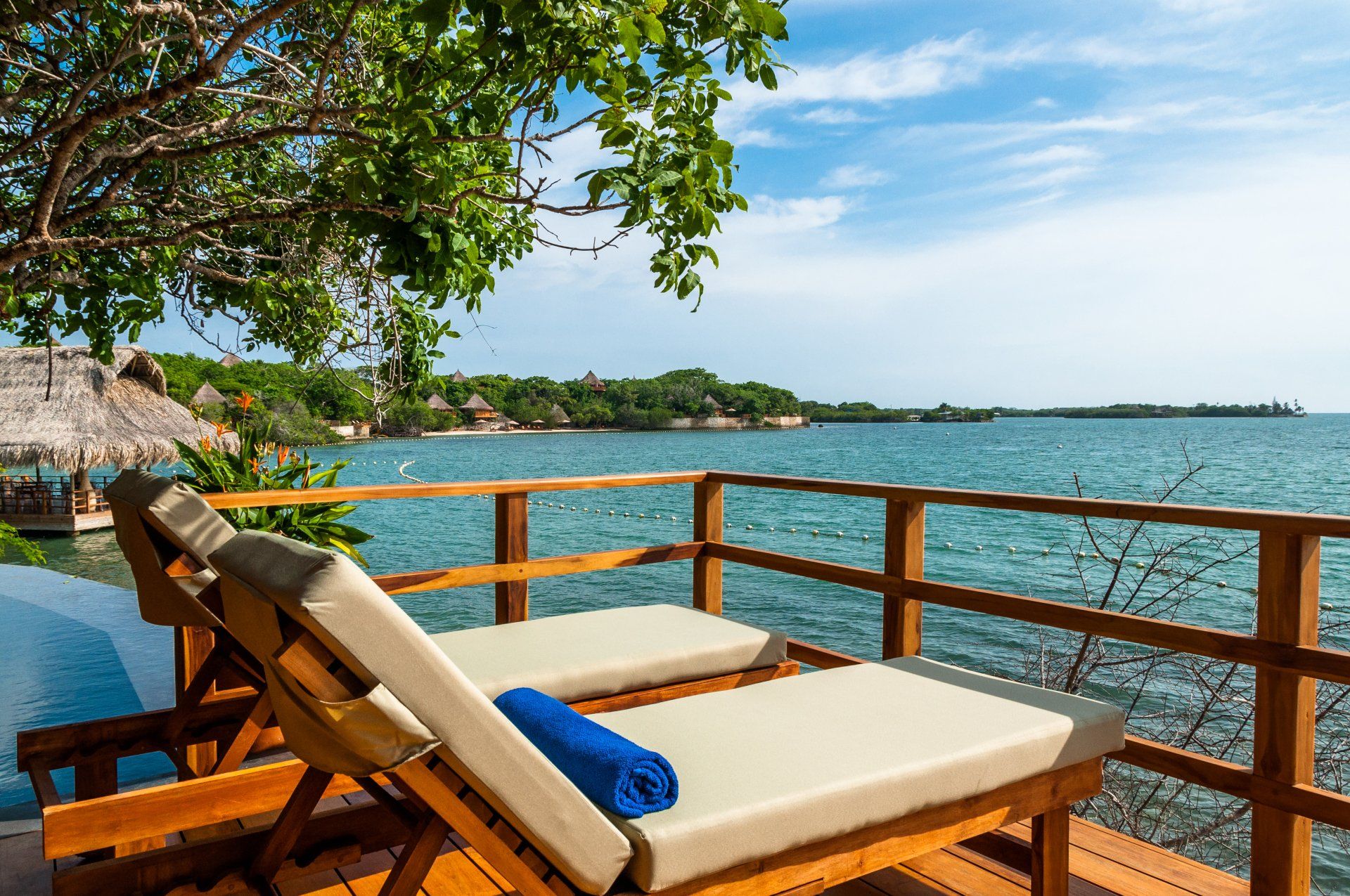 Espacio de relajación con dos tumbonas y una vista privilegiada al mar desde un bungalow en Hotel Las Islas, Barú