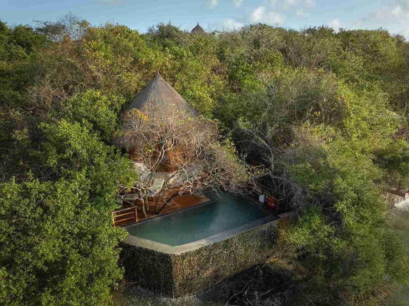 Alojamiento en Hotel Las Islas con una piscina privada inmersa en la vegetación tropical, ofreciendo privacidad y tranquilidad