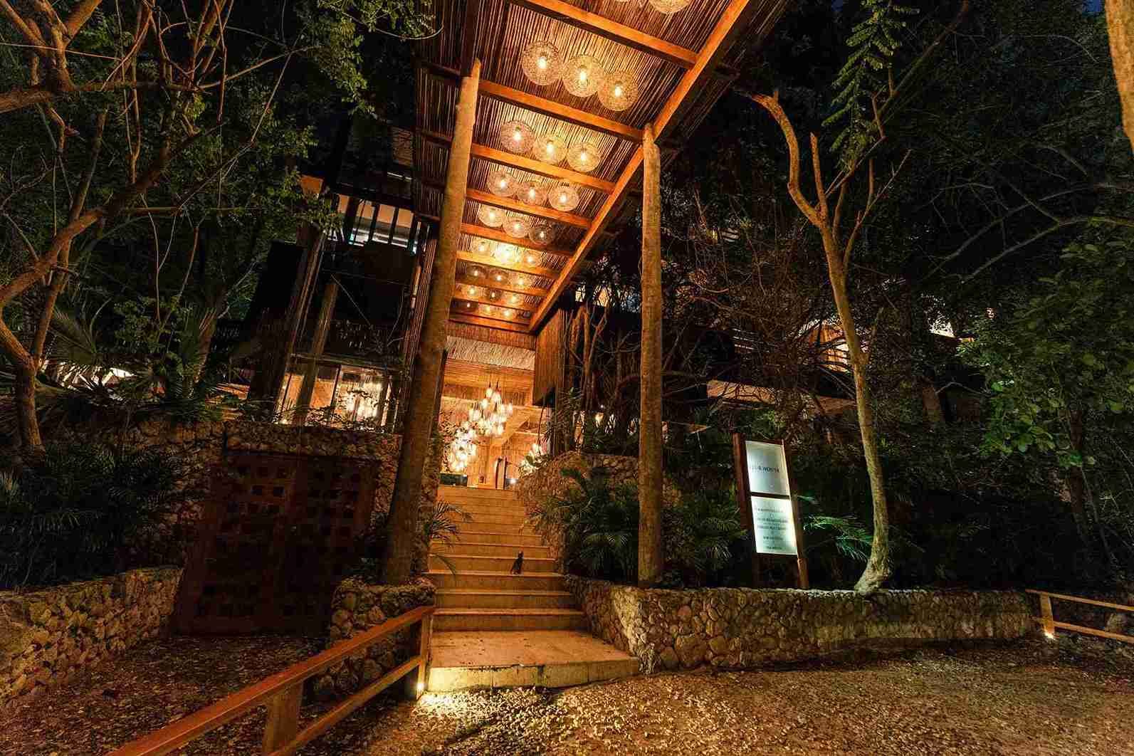 Sendero iluminado en Hotel Las Islas