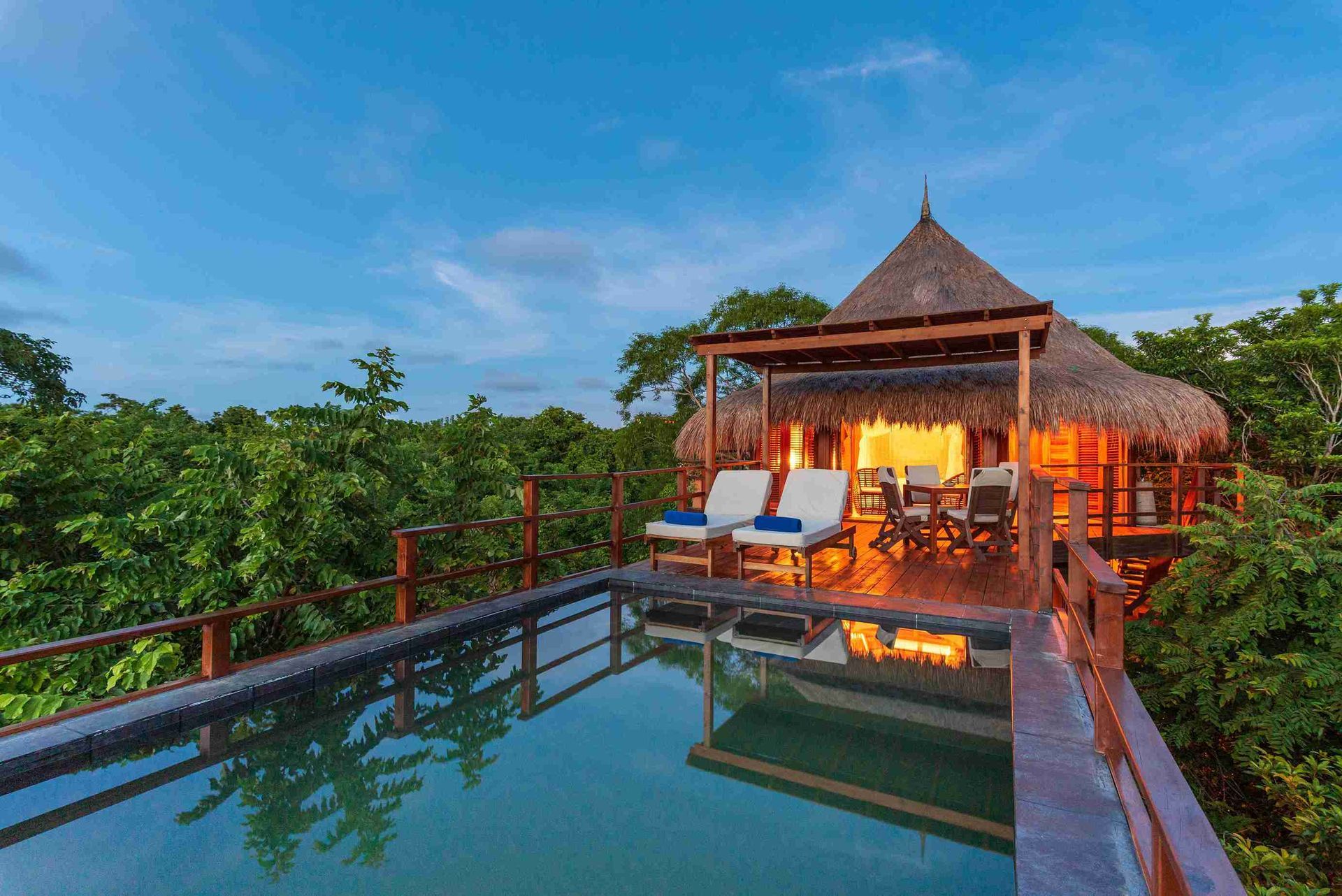 Bungalow en Hotel Las Islas, con piscina privada y vistas directas al mar en un entorno de exclusividad
