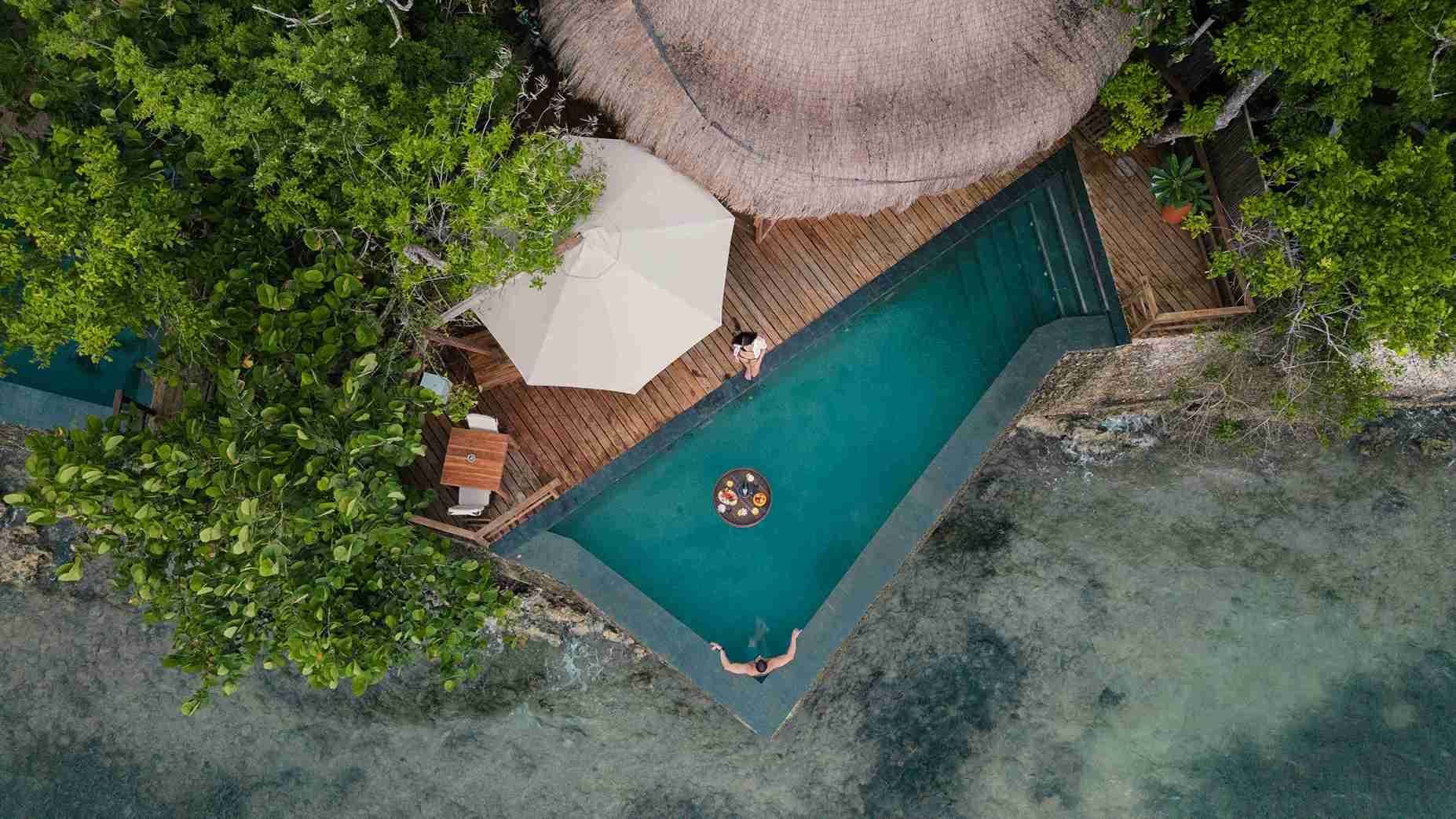 Bungalow en Hotel Las Islas con piscina privada y acceso directo al mar Caribe