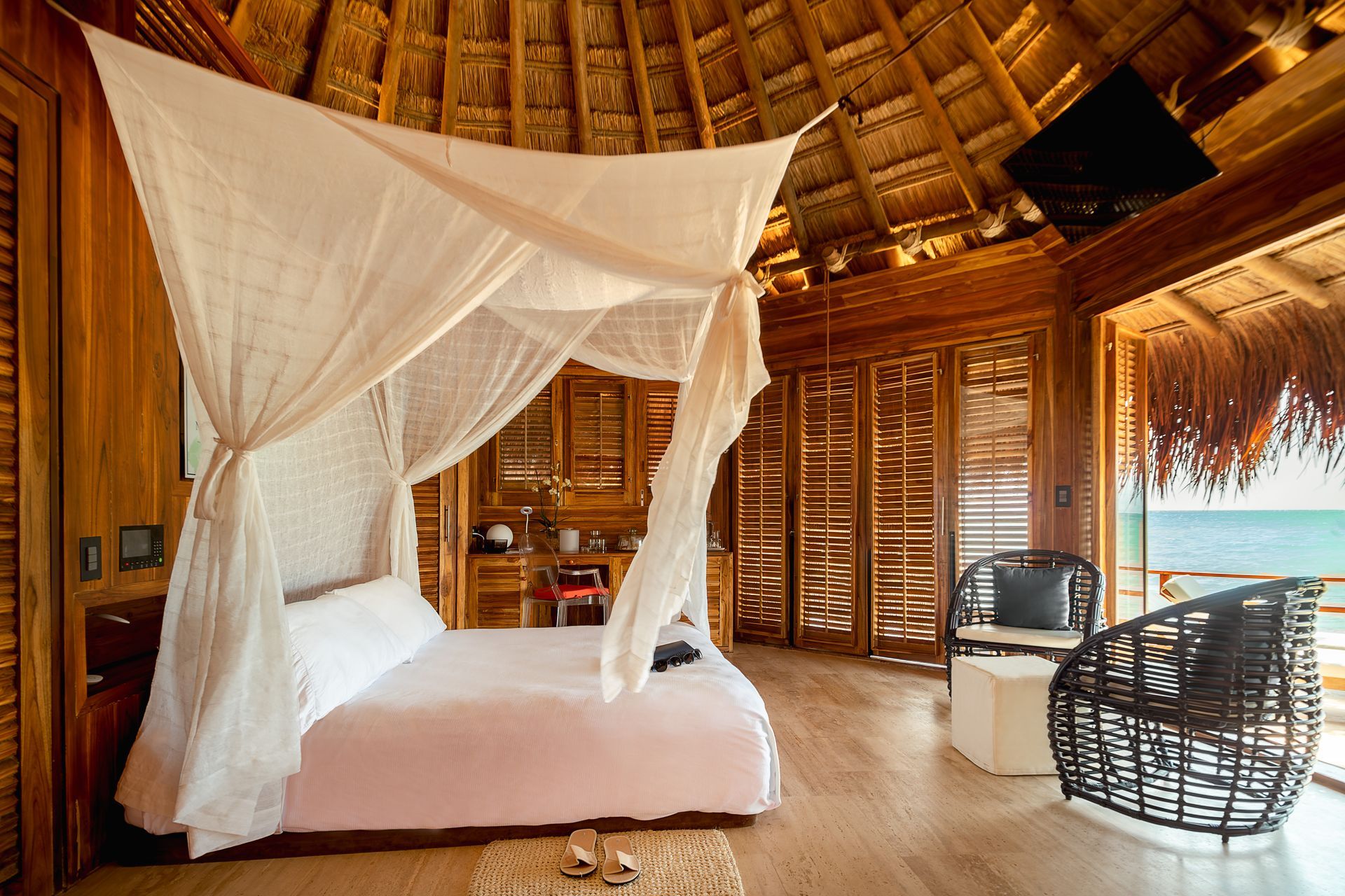 Espacio de descanso en la Isleta de Las Islas, con una cama frente al mar y rodeada de naturaleza tropical
