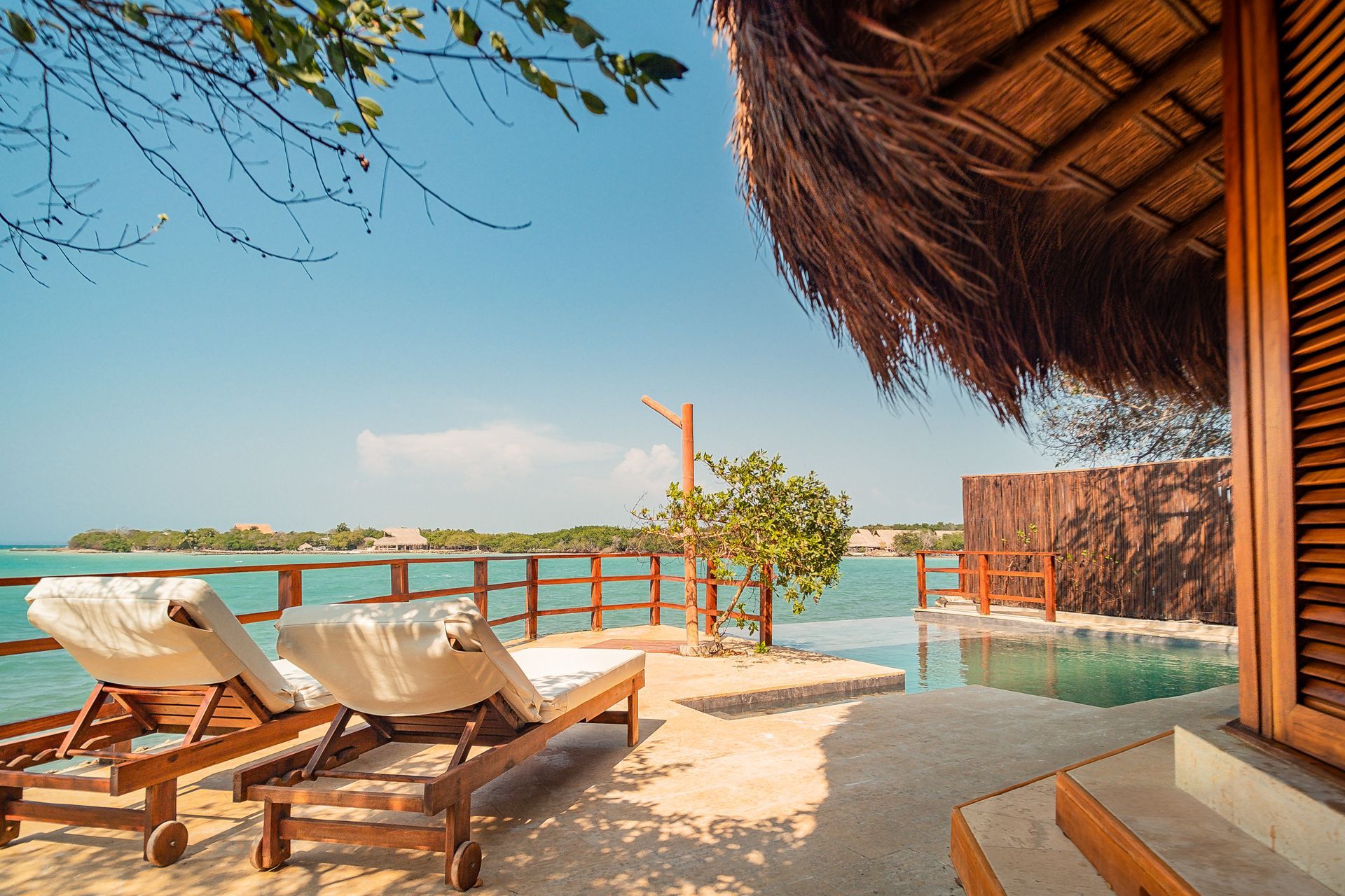 Terraza de un bungalow del hotel Las Islas  con vista despejada al  Caribe