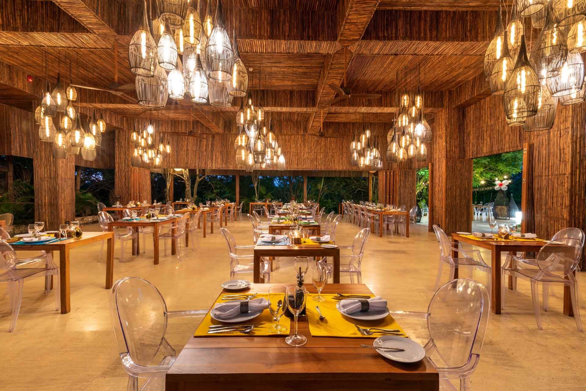 Las Guacas en Hotel Las Islas, ubicado en un entorno tropical, ideal para disfrutar de platos tradicionales colombianos y cocina internacional