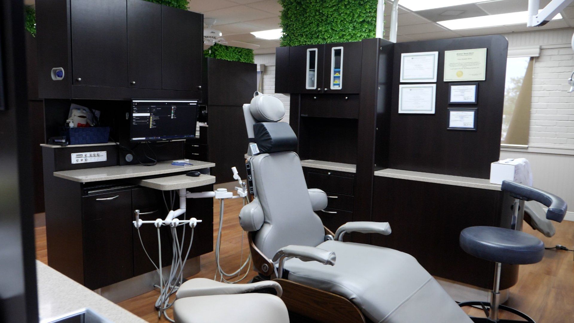 Our Top Dental Office in St. Louis MO Free denture and dental implant consultations | St. Louis MO
