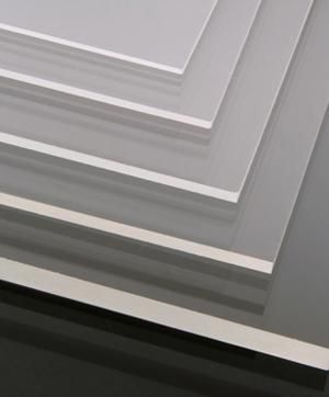 Placas, barras y tubos de materiales plásticos en exhibición profesional.
