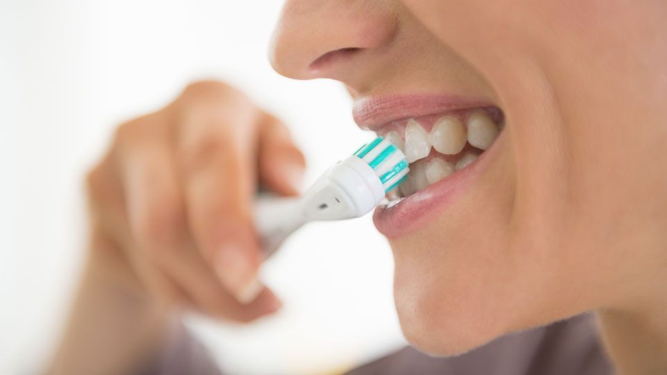 Schöne Zähne werden geputzt