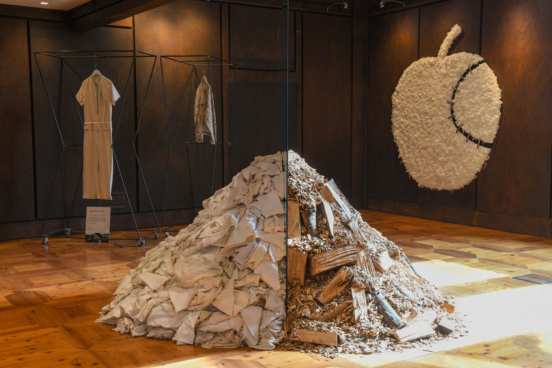 Installazione di stracci di Michelangelo Pistoletto posizionata al centro di una sala espositiva del Castello Gamba, esempio di arte povera.