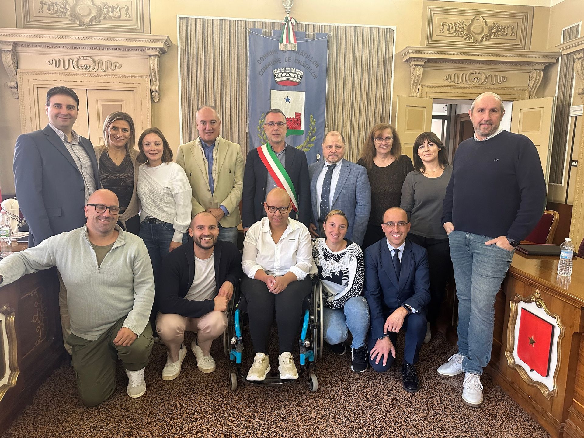 Conseil communal de Châtillon posant pour une photo officielle avec le maire Jean-Claude Daudry et la conseillère au tourisme Carla Rore lors de l’installation de la nouvelle administration municipale.