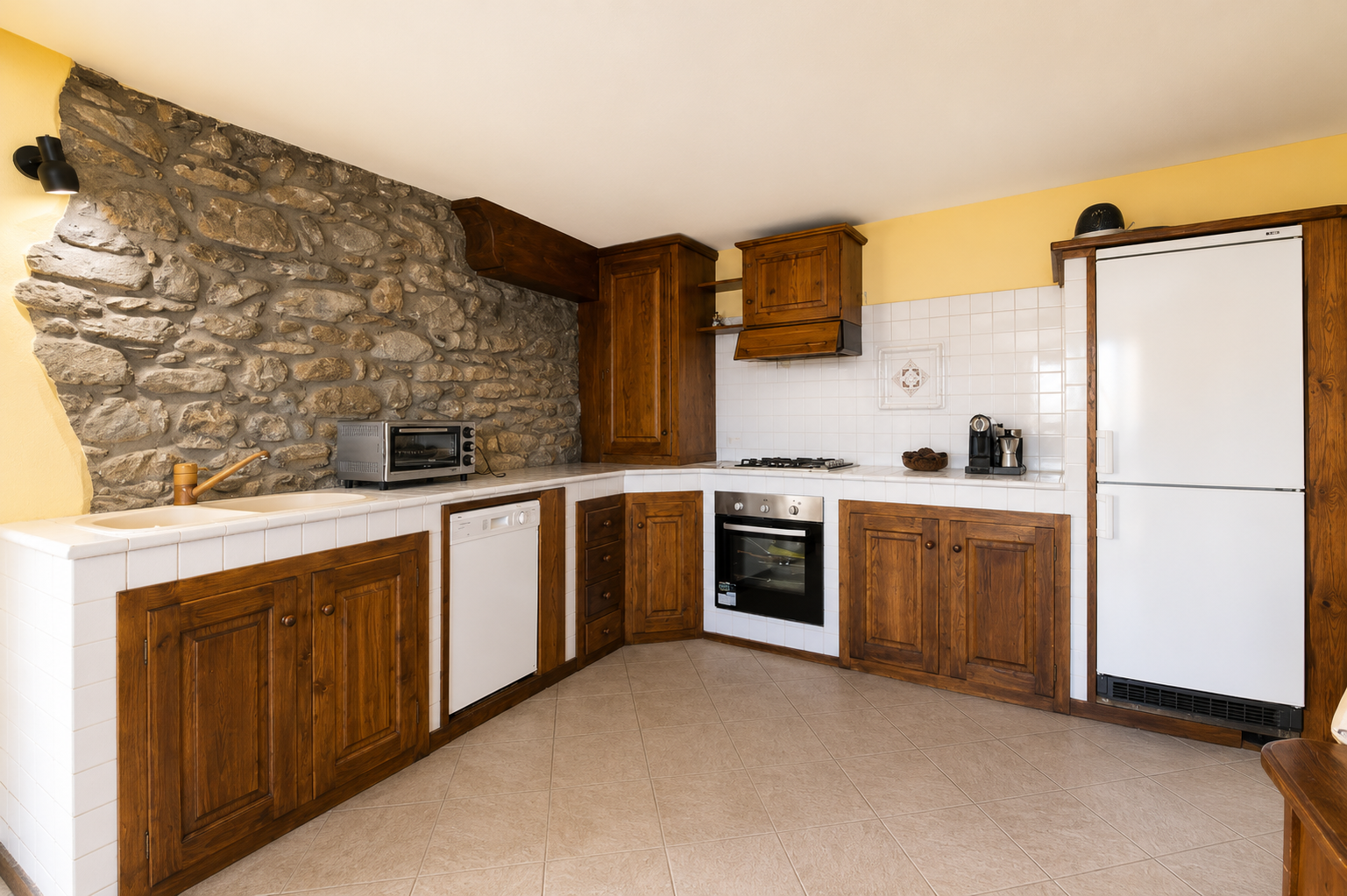 Cucina di The Old Barn by Roby in un antico fienile ristrutturato a Moron.