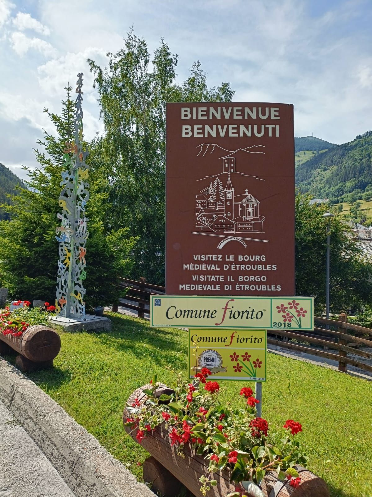 Panneau "Étroubles – Commune Fleurie" à l’entrée du village