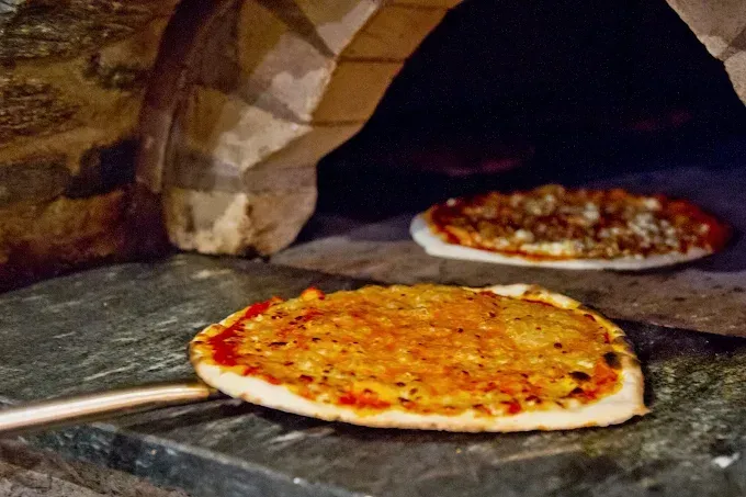 Pizza cotta in forno alla Locanda Il Cervino a Châtillon, tra le oltre 20 varianti disponibili