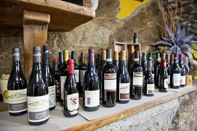 Selezione di vini valdostani alla Locanda Il Cervino, perfetti per accompagnare piatti tipici locali